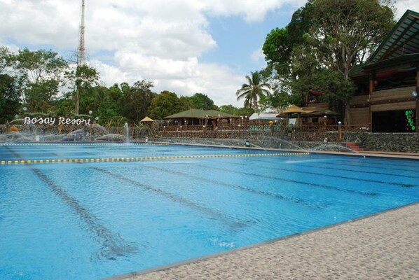 9 つの屋外プール