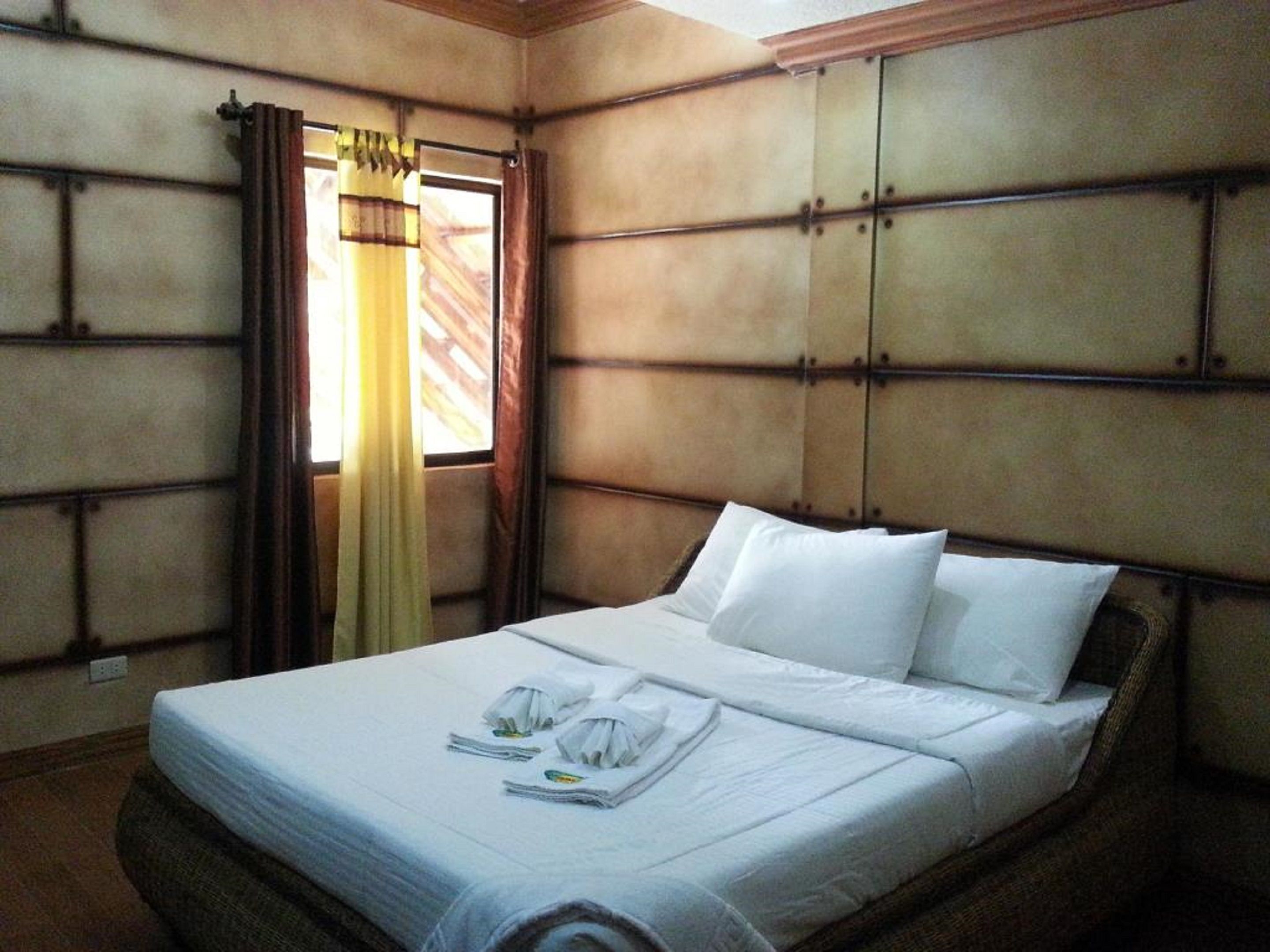 Escritorio, ropa de cama, accesible en silla de ruedas