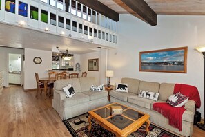 TV, fireplace, DVD player, stereo - Snow Summit Ridge : Steps to Snow Summit! Pet Friendly! Community Pool! Cable TV! Deck! Patio! (Big Bear Lake)