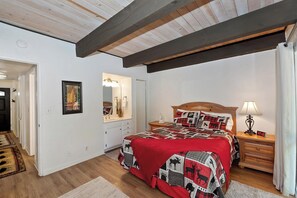 2 bedrooms, WiFi - Snow Summit Ridge : Steps to Snow Summit! Pet Friendly! Community Pool! Cable TV! Deck! Patio! (Big Bear Lake)