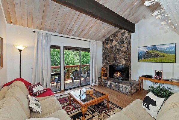 Fernseher, Kamin, DVD-Player, Stereoanlage