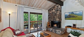 Snow Summit Ridge : Steps to Snow Summit! Pet Friendly! Community Pool! Cable TV! Deck! Patio!