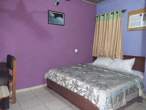 Habitación ejecutiva | Decoración personalizada, muebles diferentes y escritorio 