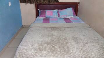 Habitación estándar | Decoración personalizada, muebles diferentes y escritorio