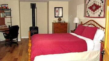 1 bedroom, desk, iron/ironing board, WiFi