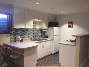 Frigorífico, microondas, horno y placa de cocina