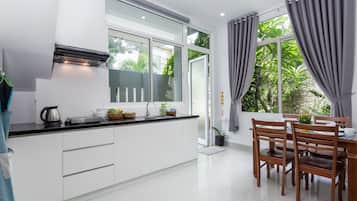 Microwave, electric kettle, rice cooker, cookware/dishes/utensils