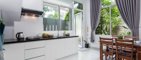 Mikrobølgeovn, vannkoker, riskoker og kjøkkenutstyr