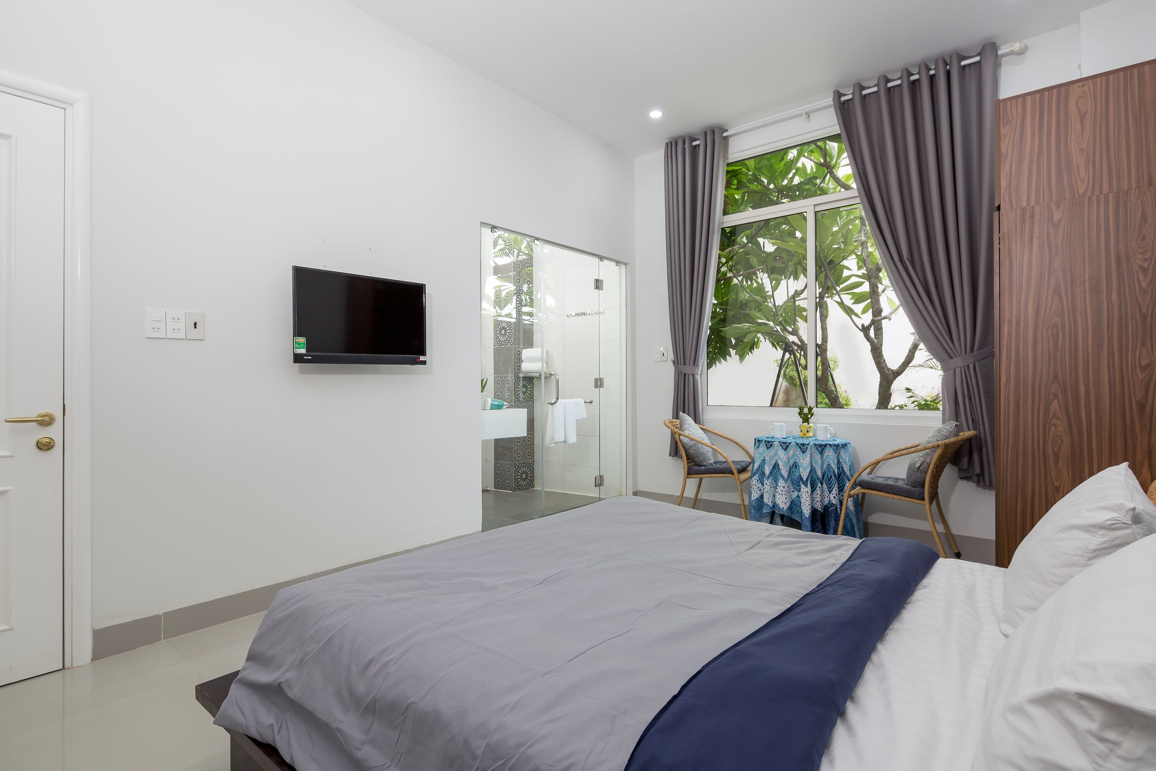 Minibar, escritorio, wifi gratis y ropa de cama