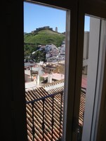 Minibar, escritorio, wifi gratis y ropa de cama