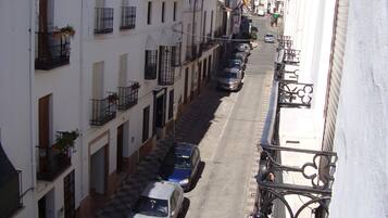 Minibar, escriptori, wifi gratuïta i roba de llit