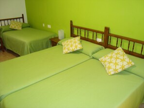 Triple Room | Minibar, desk, free WiFi, bed sheets - Hostal Durán (Álora)