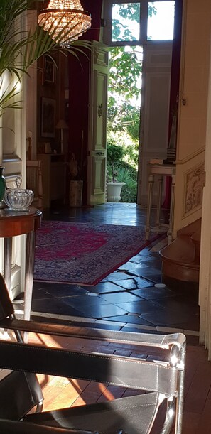 المنشأة من الداخل