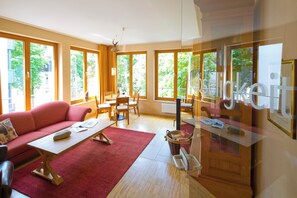 Flachbildfernseher, Kinderspielzeug, Stereoanlage, Drucker