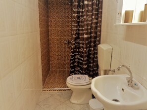 Apartment, 1 Schlafzimmer, Nichtraucher, Erdgeschoss (Aigli) | Badezimmer | Dusche, Regendusche, kostenlose Toilettenartikel, Handtücher