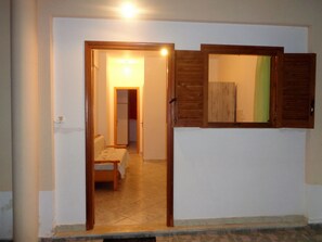 Desk, soundproofing, free WiFi, bed sheets - Elena's House (Kalamata)