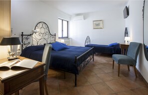 Down duvets, free WiFi, bed sheets