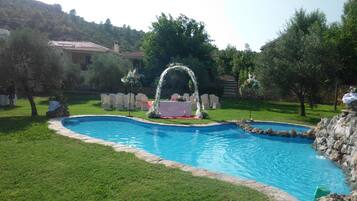 Kolam renang outdoor, dengan kursi berjemur