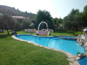 Piscine extérieure, chaises longues