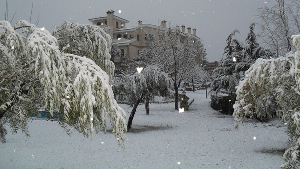 A snow-covered landscape with a building in the background. - Hotel La Alberquilla (Yeste)