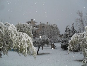 A snow-covered landscape with a building in the background. - Hotel La Alberquilla (Yeste)