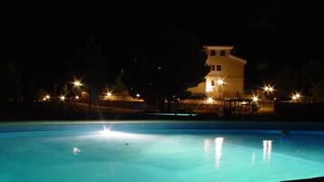 Kolam renang outdoor, dengan kursi berjemur