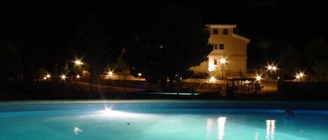 Outdoor pool, sun loungers