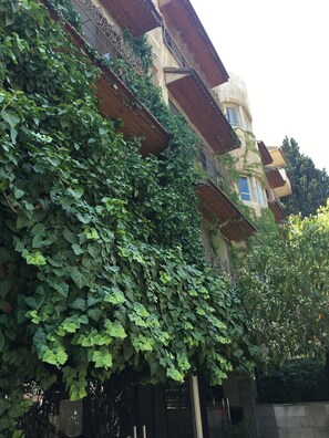 المنشأة من الخارج