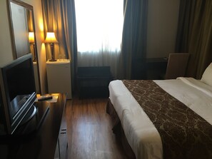 Minibar, in-room safe, desk, blackout drapes - Shepherd Hotel (Amman)