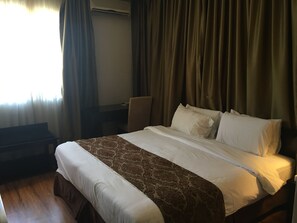 Minibar, una cassaforte in camera, una scrivania, tende oscuranti