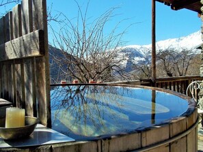 Outdoor spa tub - La Ferme d'Angele (Seez)