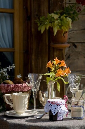 Outdoor dining - La Ferme d'Angele (Seez)