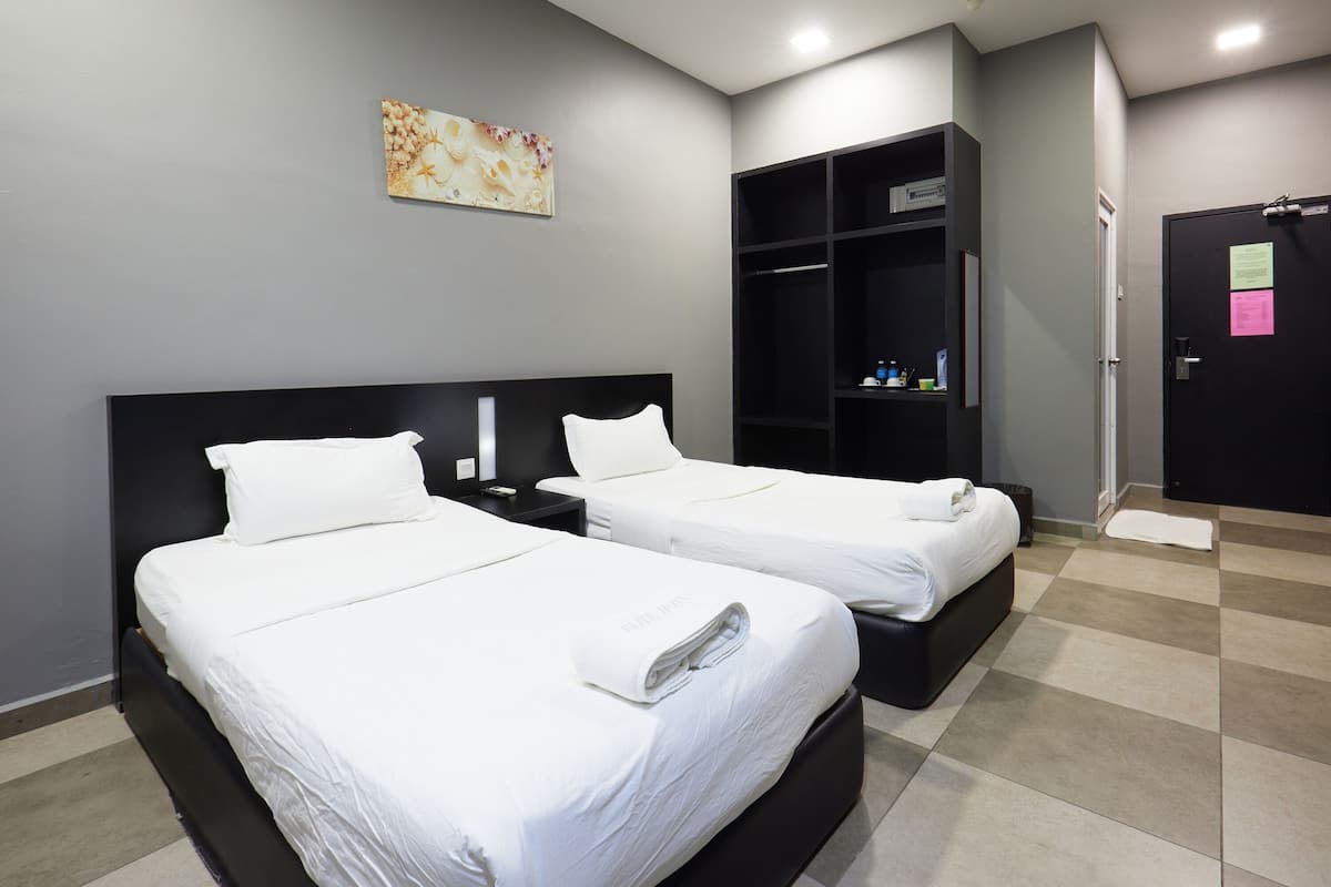 Superior Twin Room | In-room safe, desk, rollaway beds, free WiFi