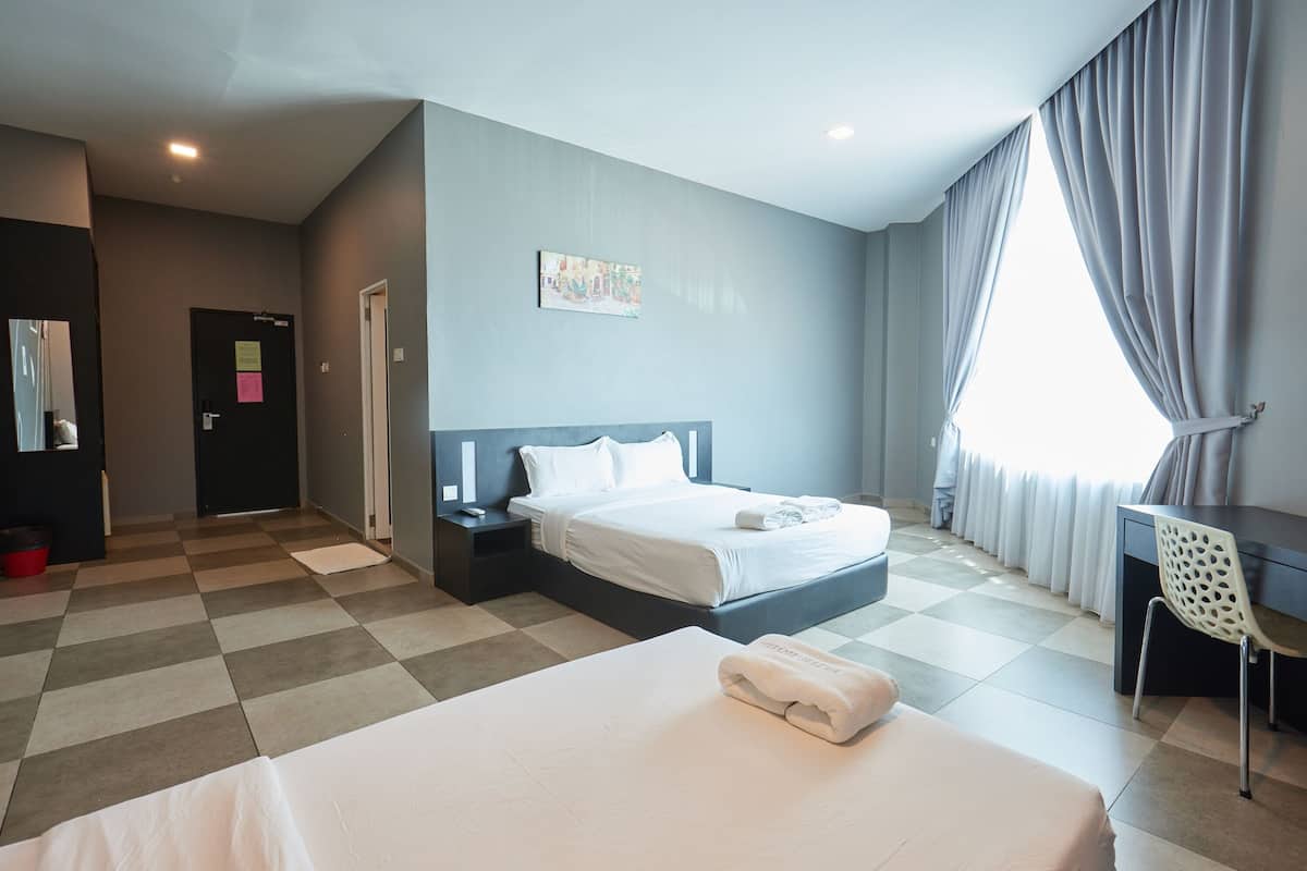 Superior Family | In-room safe, desk, rollaway beds, free WiFi