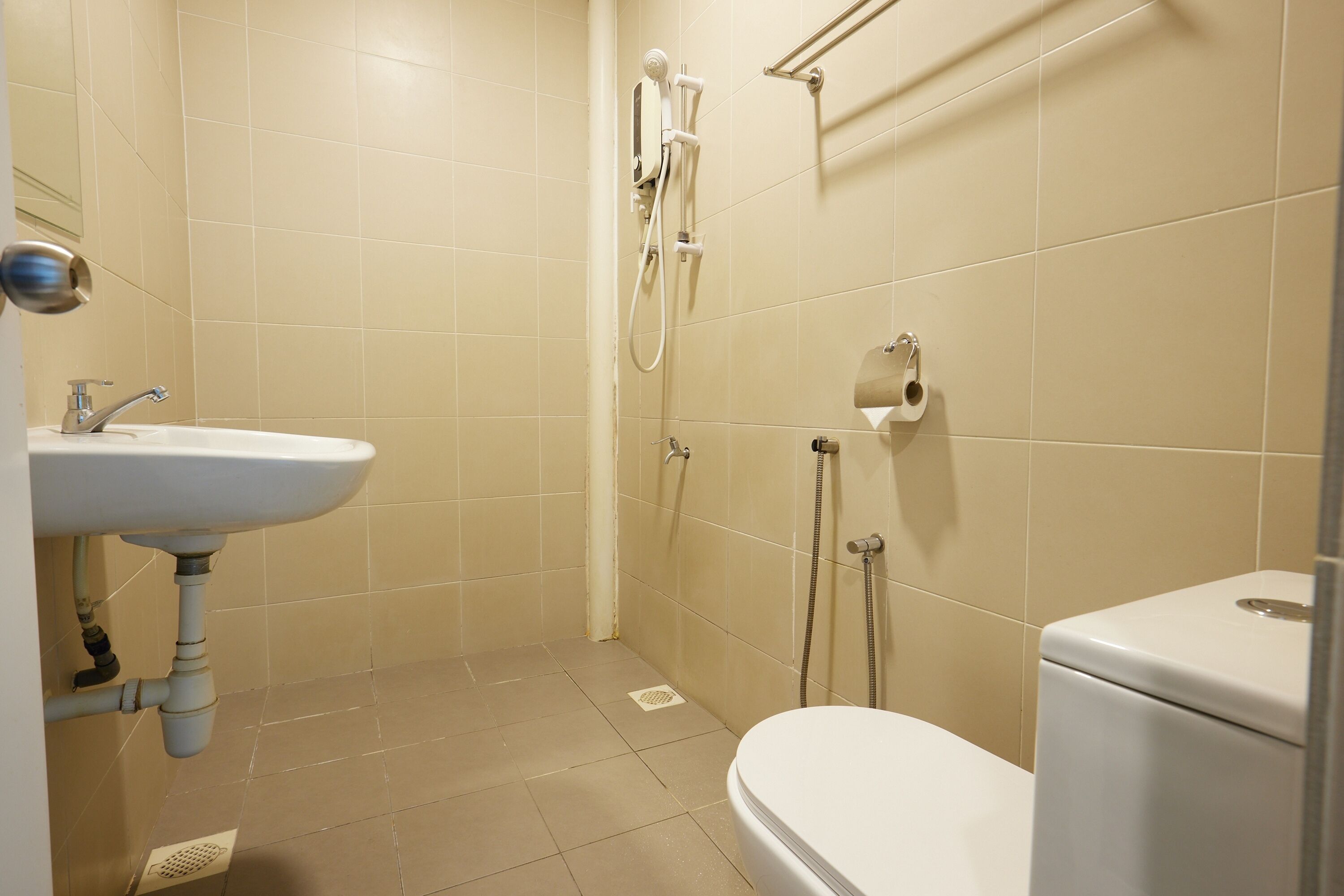 Un baño pequeño con lavamanos, inodoro y ducha.