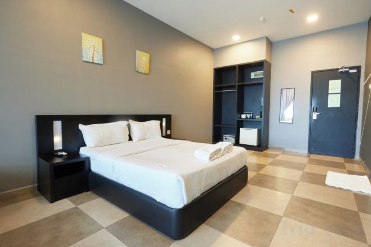 In-room safe, desk, rollaway beds (surcharge), WiFi (free)