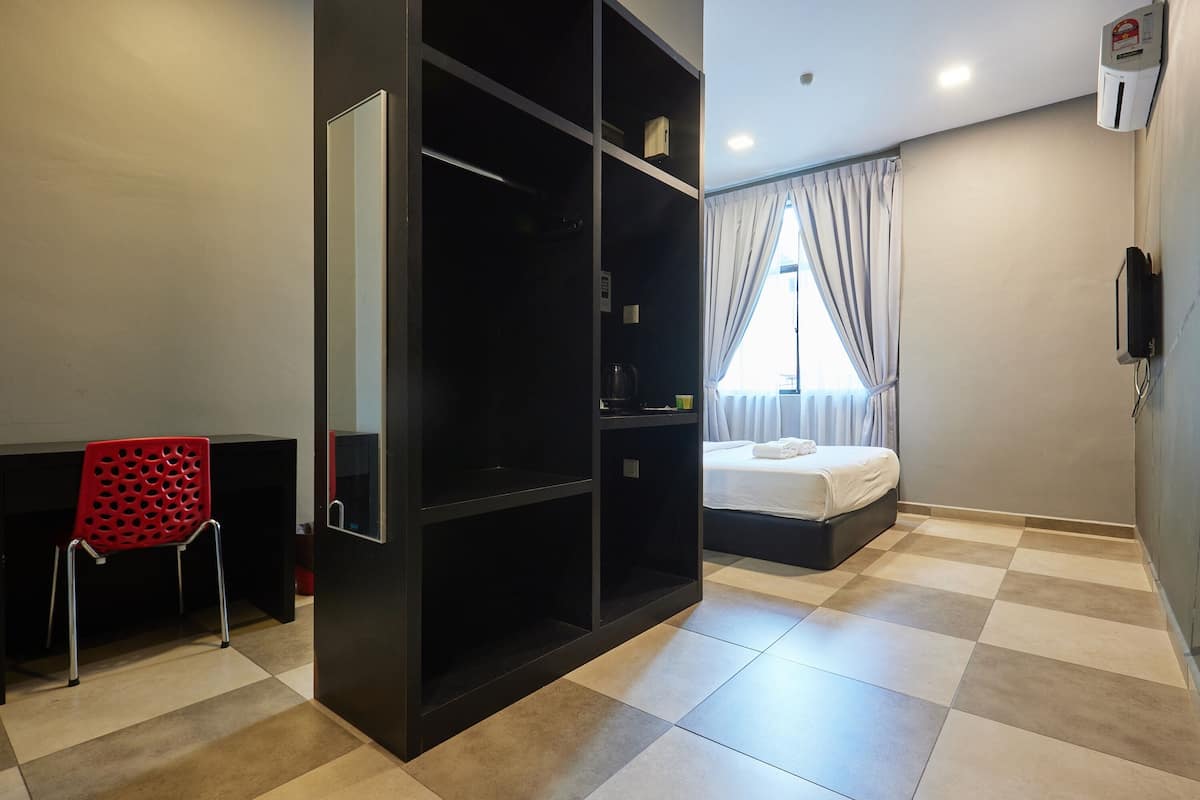 Superior Queen | In-room safe, desk, rollaway beds, free WiFi