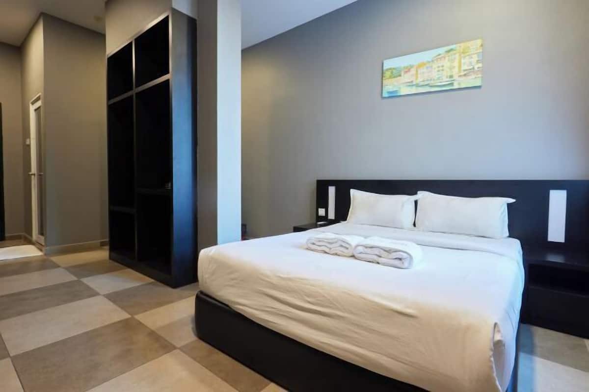 In-room safe, desk, rollaway beds, free WiFi