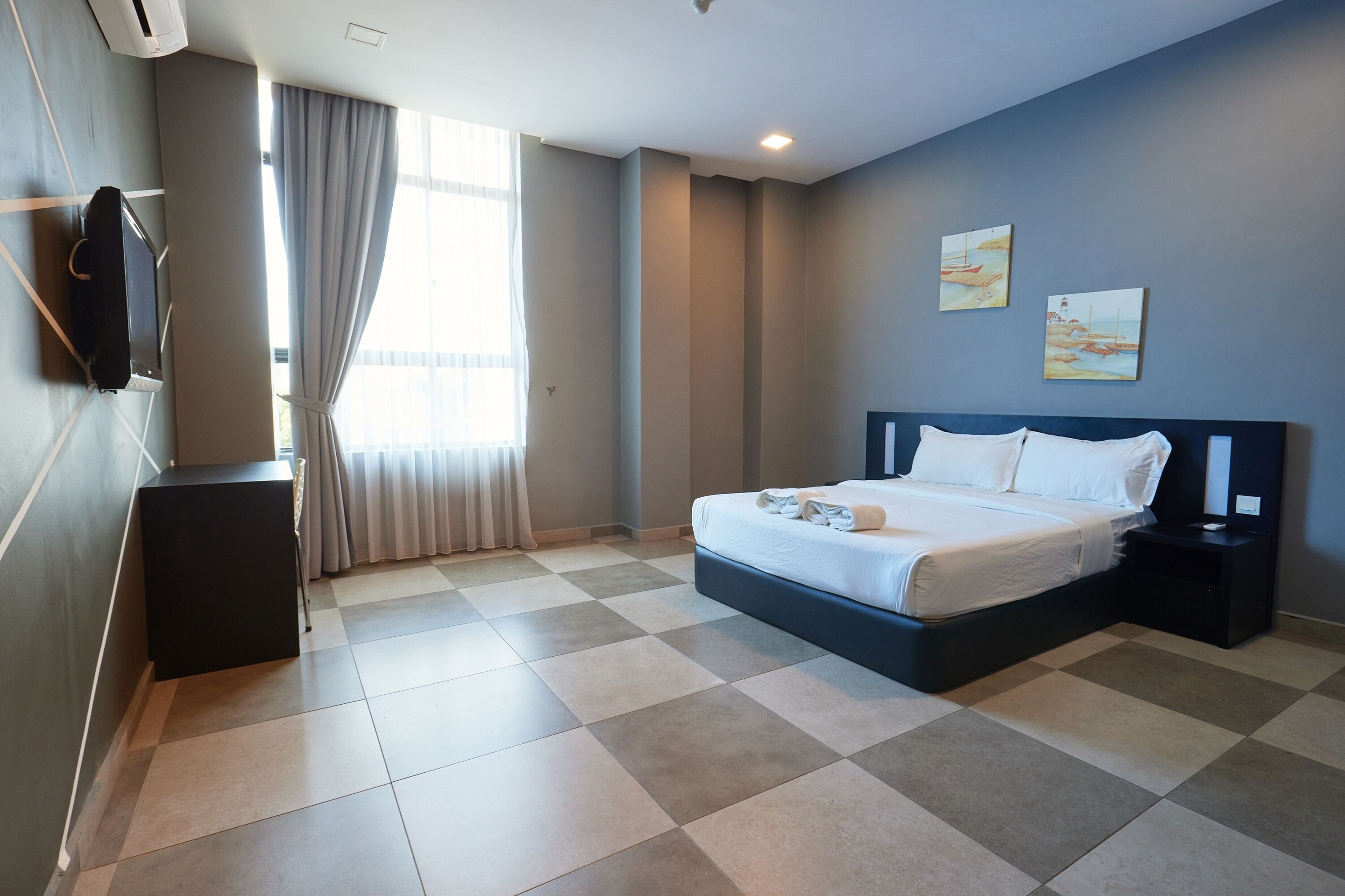 Deluxe Queen | In-room safe, desk, rollaway beds, free WiFi