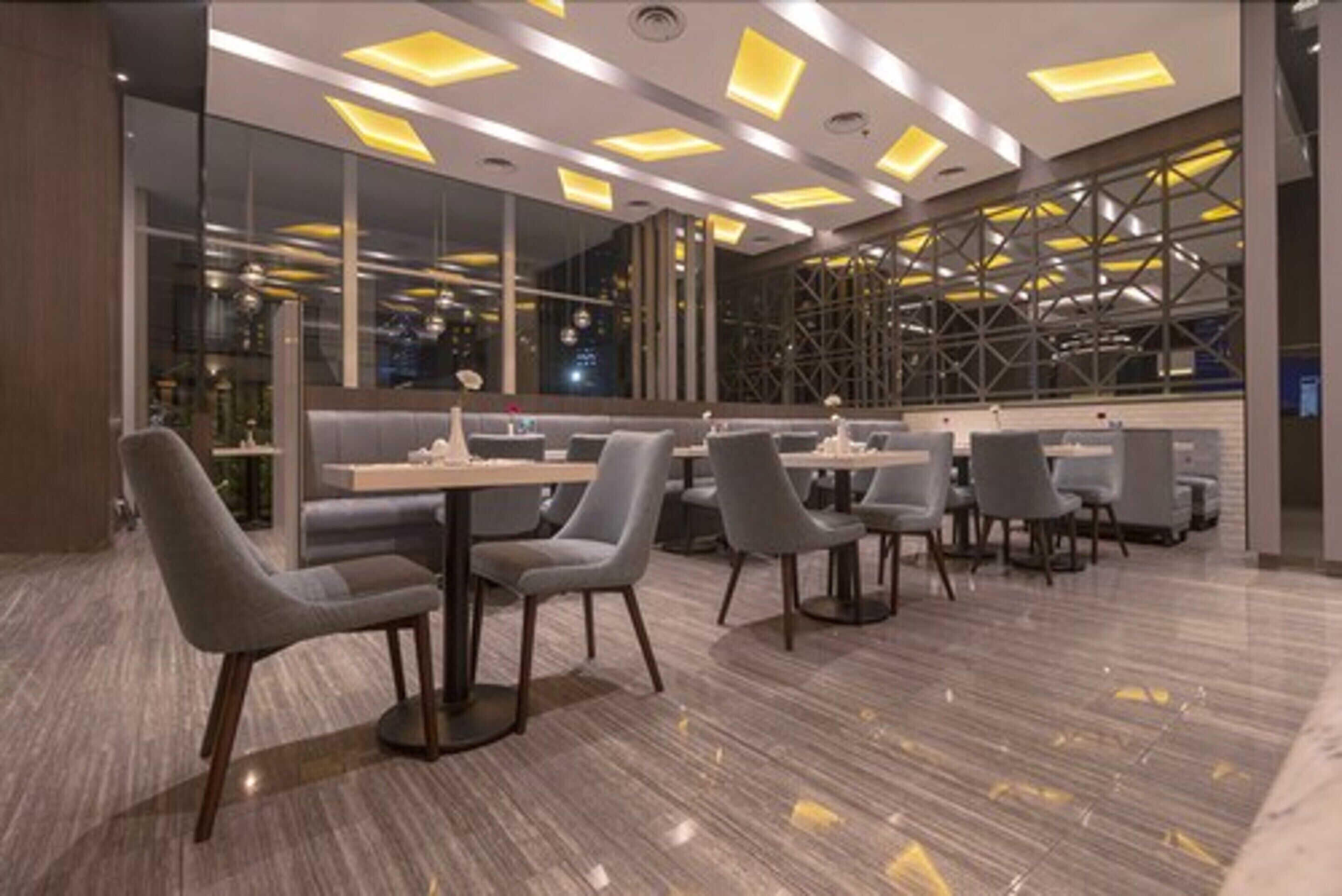 Se sirven desayunos, almuerzos, cenas y cocina asiática 