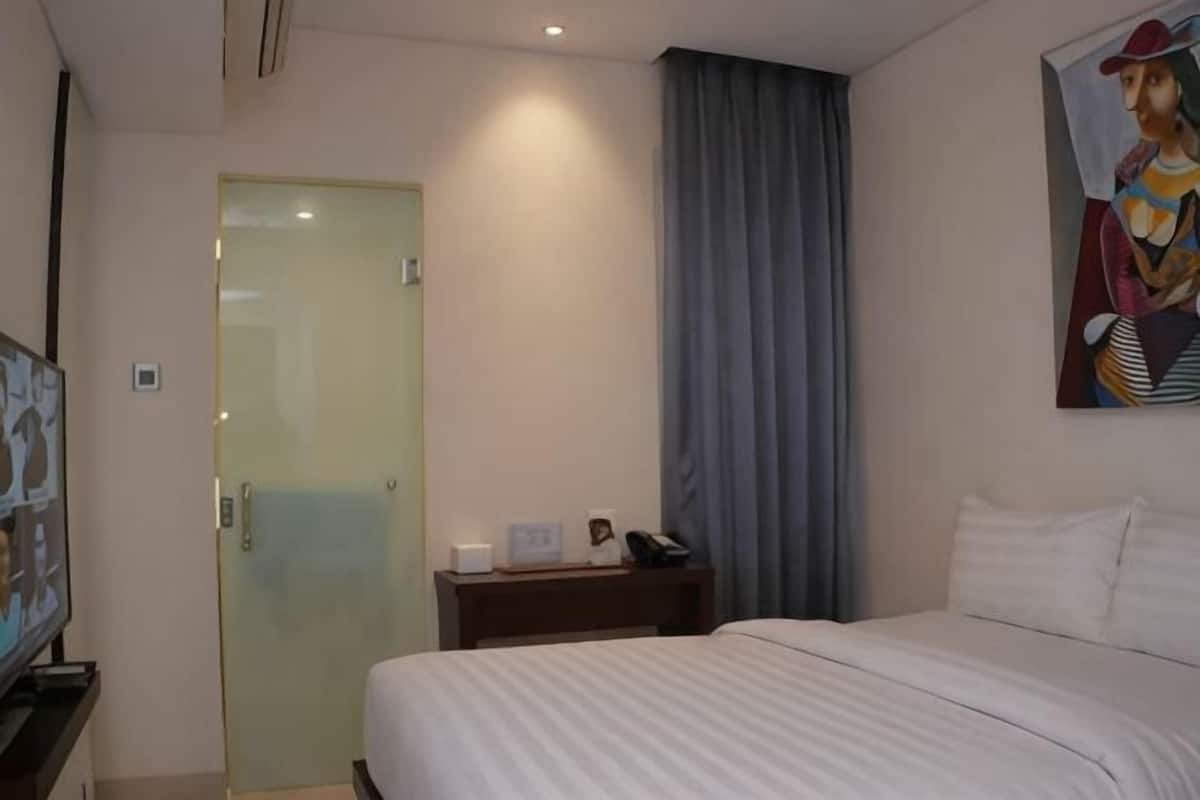 Minibar, in-room safe, desk, free WiFi