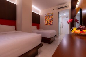 Superior kamer | Een minibar, een kluis op de kamer, een bureau, gratis wifi