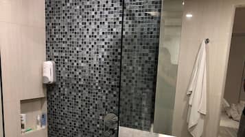 Ducha, artículos de tocador gratuitos, pantuflas, toallas