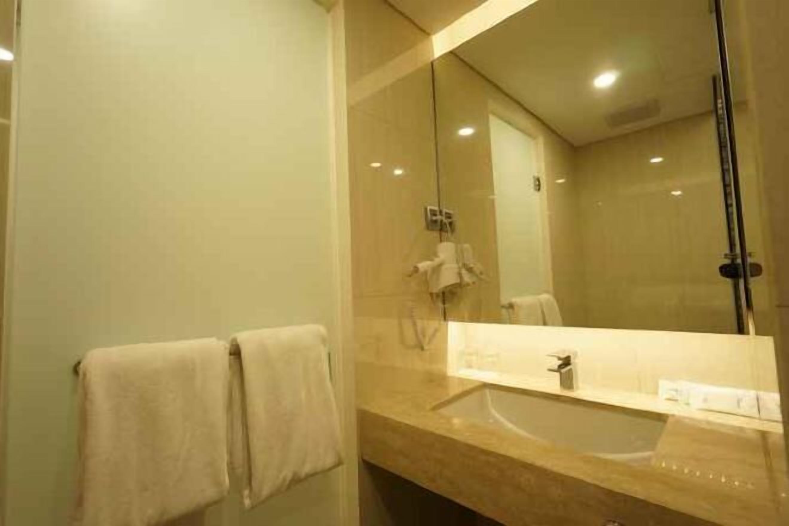 ฝักบัว, ของใช้ในห้องน้ำฟรี, รองเท้าสวมภายในห้อง, ผ้าเช็ดตัว