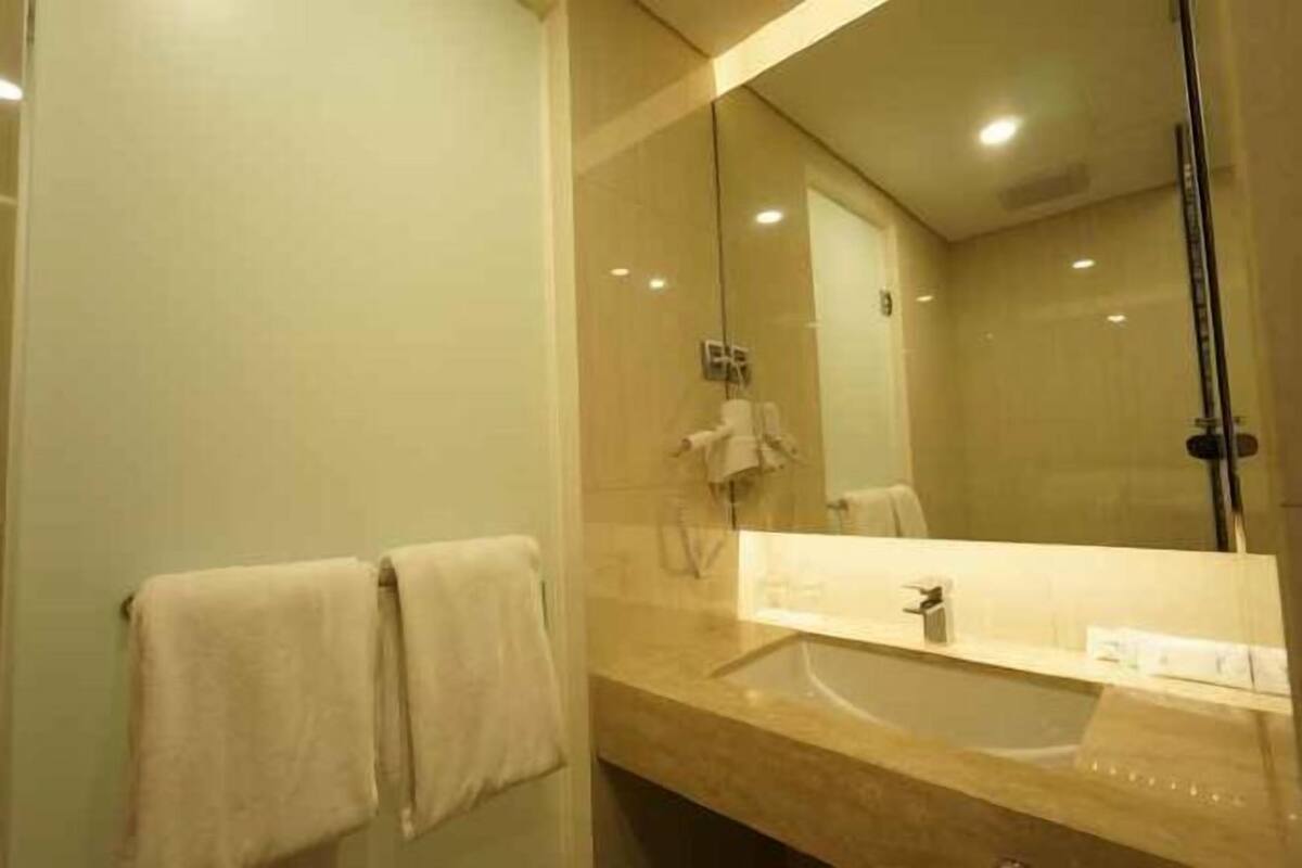 Douche, articles de toilette gratuits, chaussons, serviettes fournies