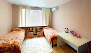 Double or Twin Room, 2 Katil Bujang (Single), Non Smoking | Langsir/tirai gelap terus, Wi-fi percuma, cadar katil