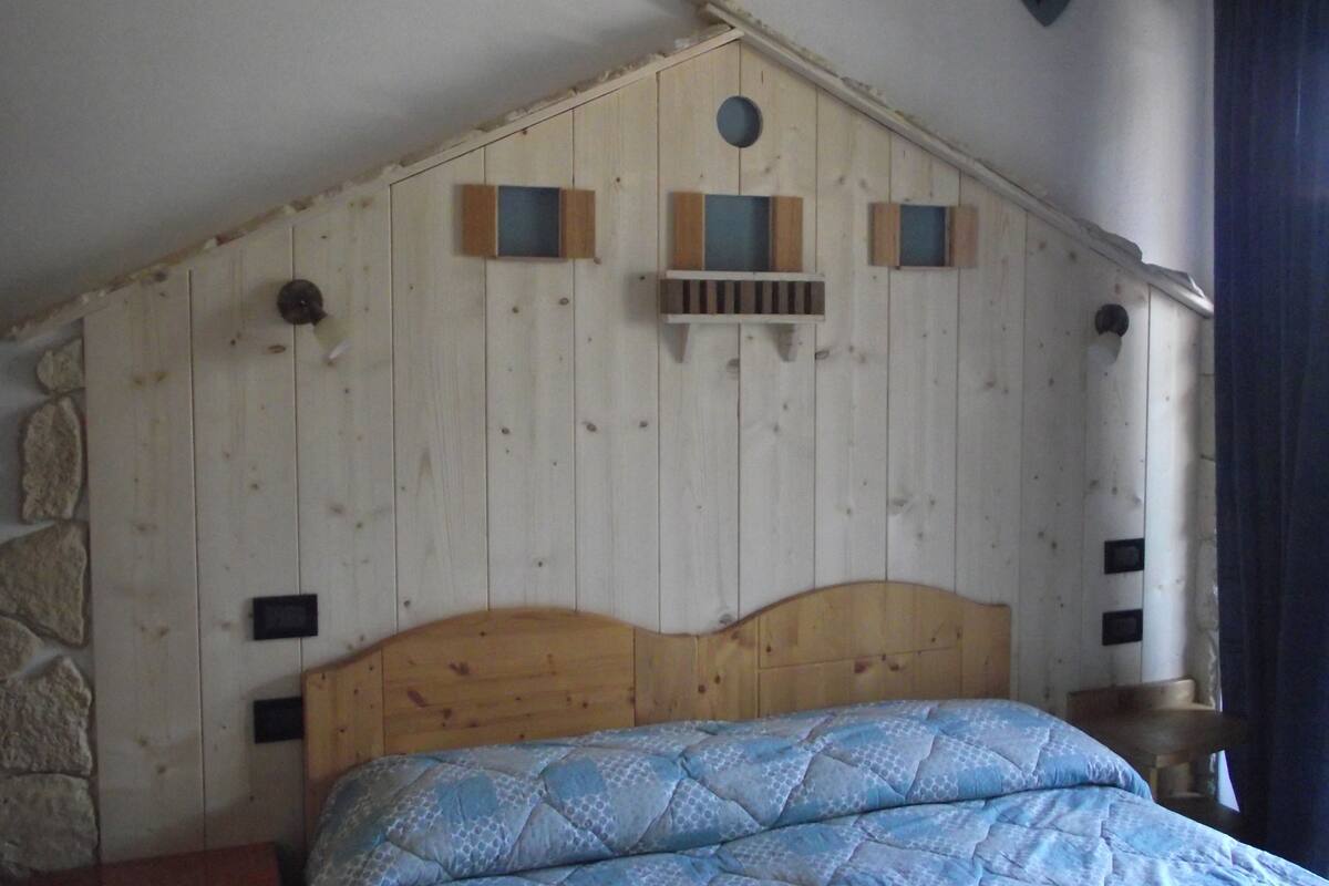 Doppel- oder Zweibettzimmer