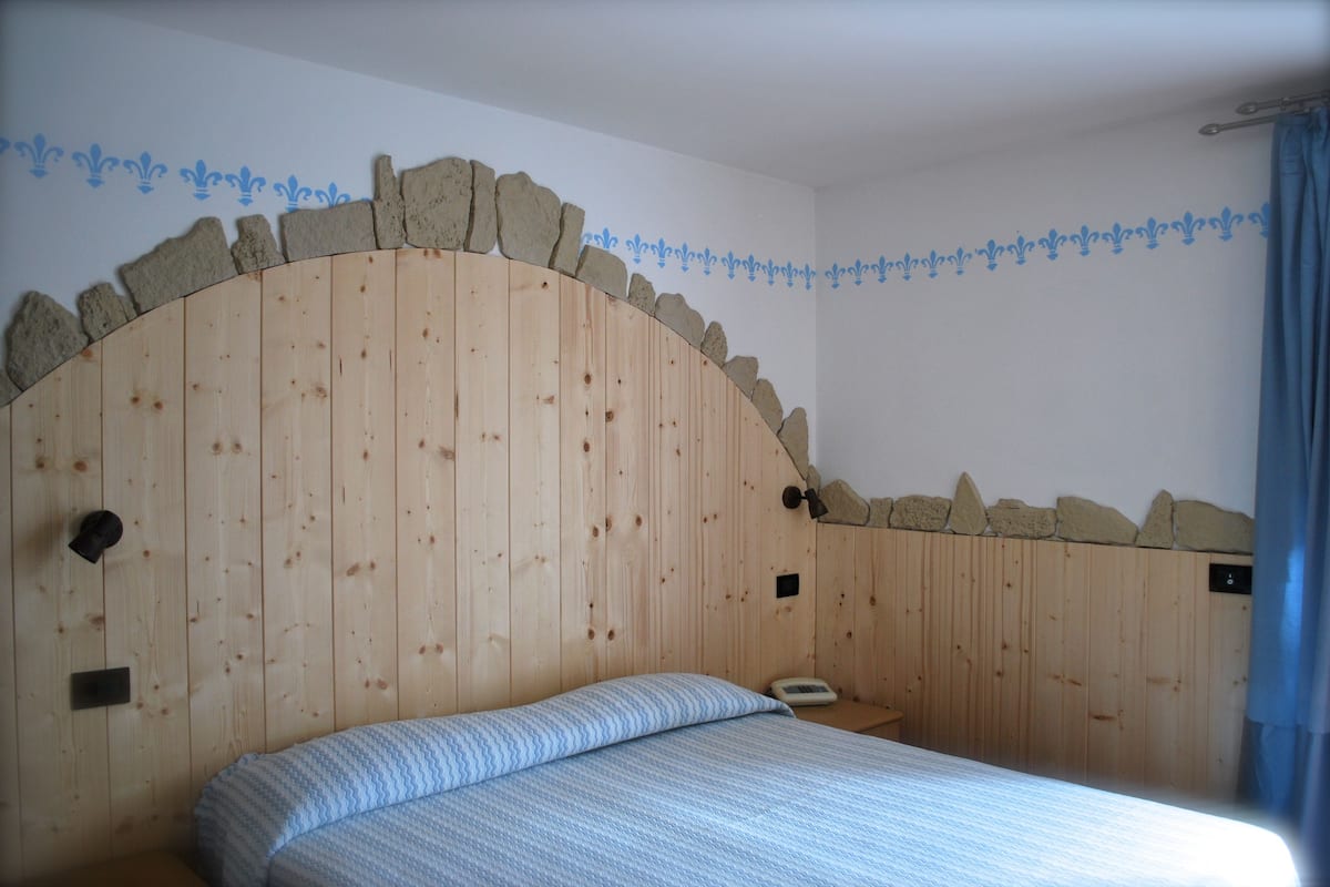Triple Room | Desk, free cribs/infant beds, free WiFi