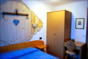 Desk, free cots/infant beds, free WiFi