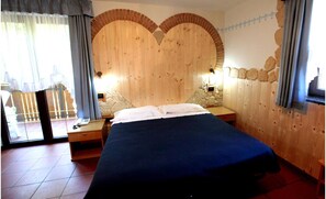 Desk, free cots/infant beds, free WiFi